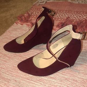 NINE WEST BURGUNDY WEDGES